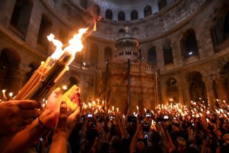 Почему Благодатный огонь не обжигает: научное и церковное объяснение, температура пламени, мнение верующих, физика огня и главные факты.