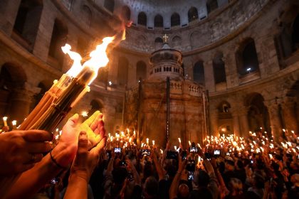 Почему Благодатный огонь не обжигает: научное и церковное объяснение, температура пламени, мнение верующих, физика огня и главные факты.