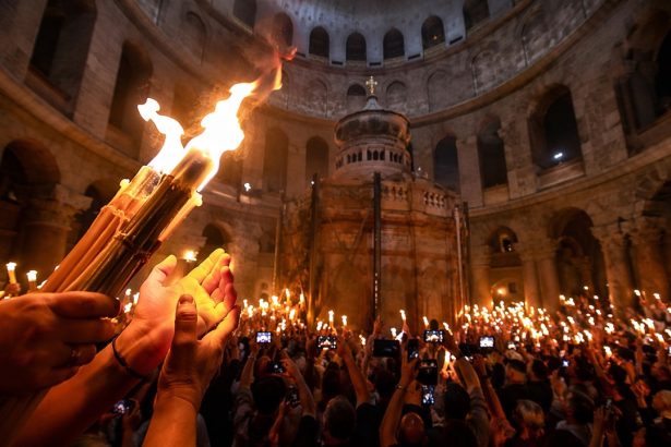 Почему Благодатный огонь не обжигает: научное и церковное объяснение, температура пламени, мнение верующих, физика огня и главные факты.