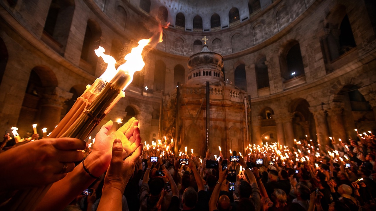 Почему Благодатный огонь не обжигает: научное и церковное объяснение, температура пламени, мнение верующих, физика огня и главные факты.