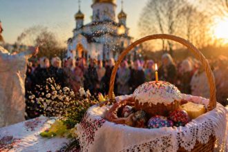 До скольки можно святить паску на Пасху 2026, можно ли идти в субботу, когда начинается освящение и как выбрать удобное время без спешки.
