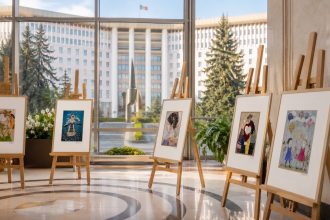 Выставка «Счастливый ребенок — исполненная мечта» в парламенте Молдовы до конца мая 2026. Как посетить, где записаться и что посмотреть.