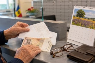 До какого числа можно забрать пенсию на почте в Молдове в июле 2026: срок 3 месяца, даты CNAS, что делать при задержке выплаты и остановке.