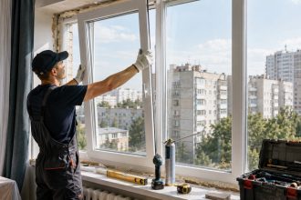 Сколько стоит замена окон в квартире Кишинёва в Молдове в 2026 году: актуальные цены, диапазоны, мастера, где заказать.