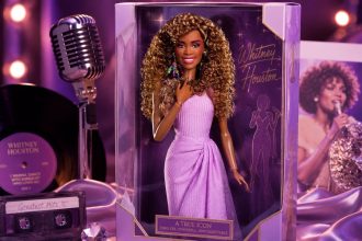 Mattel выпустила Barbie Уитни Хьюстон 2026. Узнайте цену куклы, комплектацию, где заказать Whitney Houston Barbie и купить ее в Молдове.