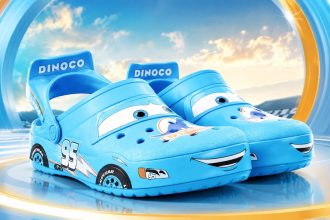 Crocs «Тачки» 2026 в Молдове: цена Lightning McQueen Dinoco в леях, дата выхода, где купить оригинальные сабо в Кишиневе и заказать онлайн.