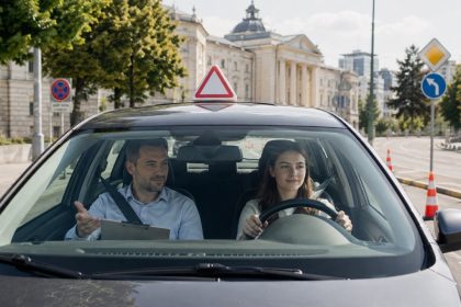 Курсы вождения в Кишиневе в 2026 году: цены на категорию B, что входит в стоимость, сравнение автошкол, контакты и советы по выбору.