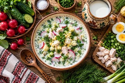 Куриный окрошник по-молдавски: рецепт на 4–6 порций с кефиром, овощами и зеленью. Ингредиенты, 10 шагов, КБЖУ, варианты замен и подача.