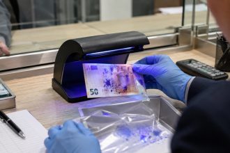 Пятна краски на евро как след системы IBNS. Как распознать такую купюру в Молдове, почему ее лучше не брать и что делать, если она попалась.