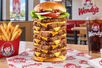 Wendy’s вернула T-Rex Burger с девятью котлетами. Цена набора, состав бургера, правила челленджа, призы и точный адрес ресторана в США.